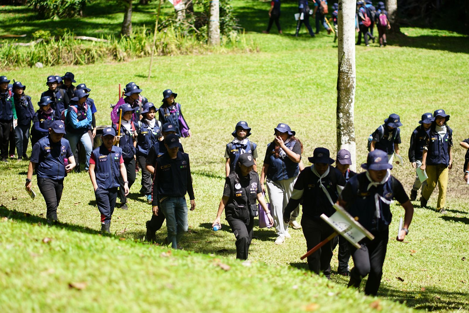 Peserta bootcamp ELT berjalan bersama di lapangan
