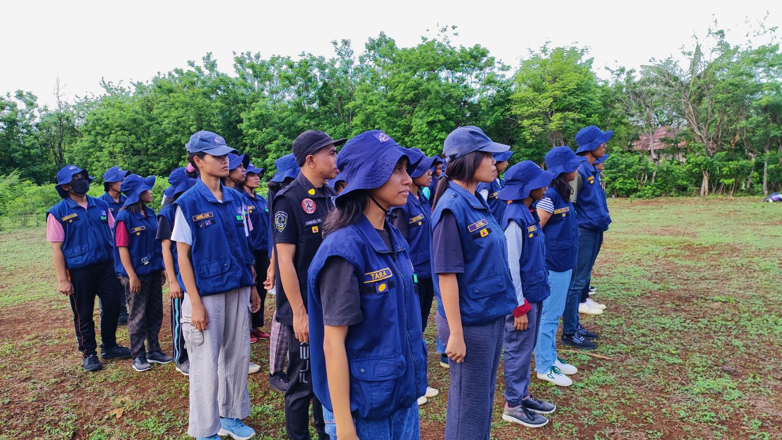 Peserta ELT berbaris dengan seragam bootcamp