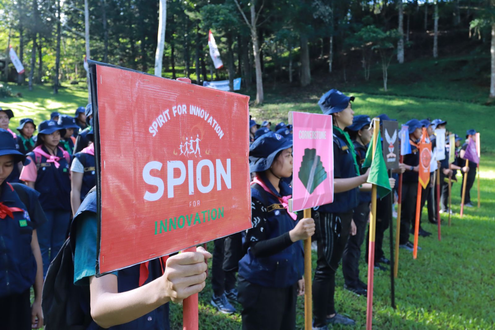 Peserta bootcamp ELT membawa bendera regu