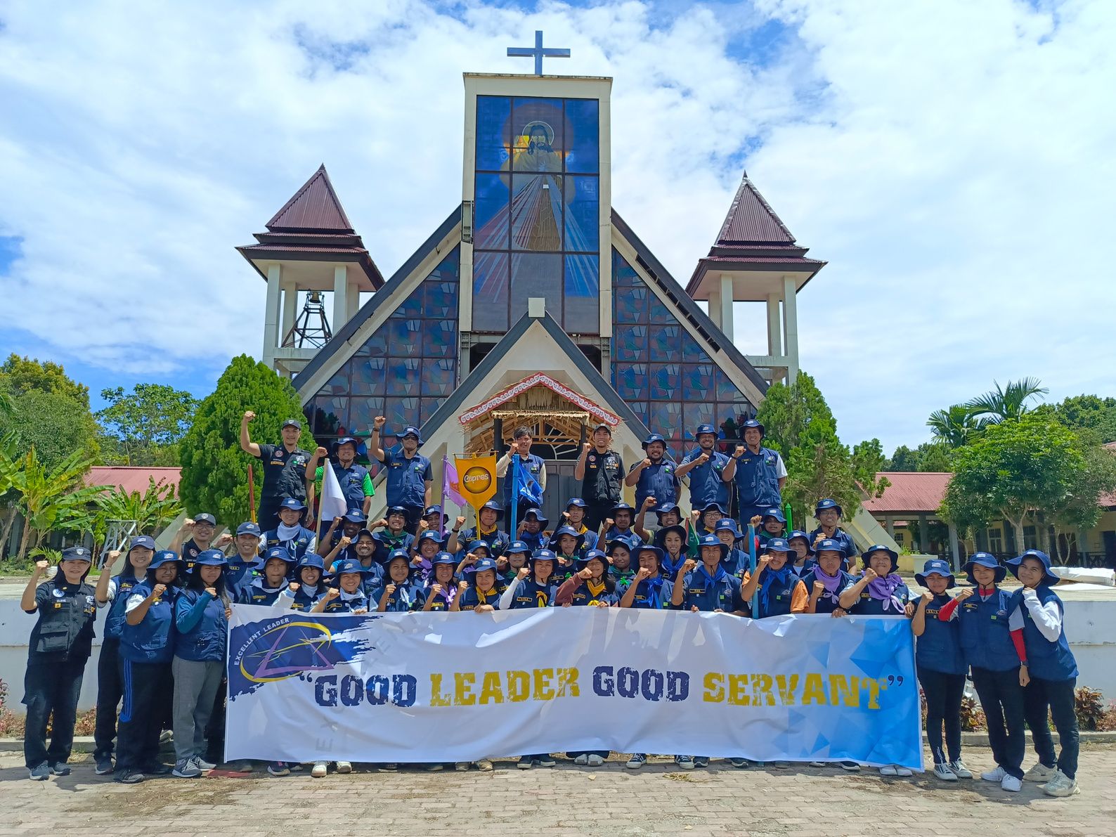 Foto bersama peserta bootcamp dengan spanduk Good Leader Good Servant